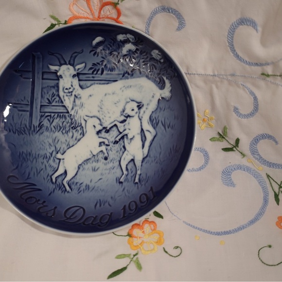 COPY - Blue Decorative Plate with Dog Design mama goat - Picture 1 of 1